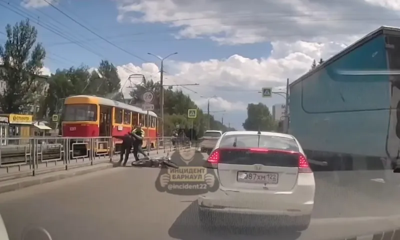 Сотрудник ДПС в Барнауле поймал малолетнего байкера посреди дороги 