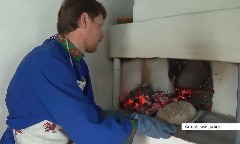 Алтайская семья раскрыла секрет приготовления вкусного хлеба в печи