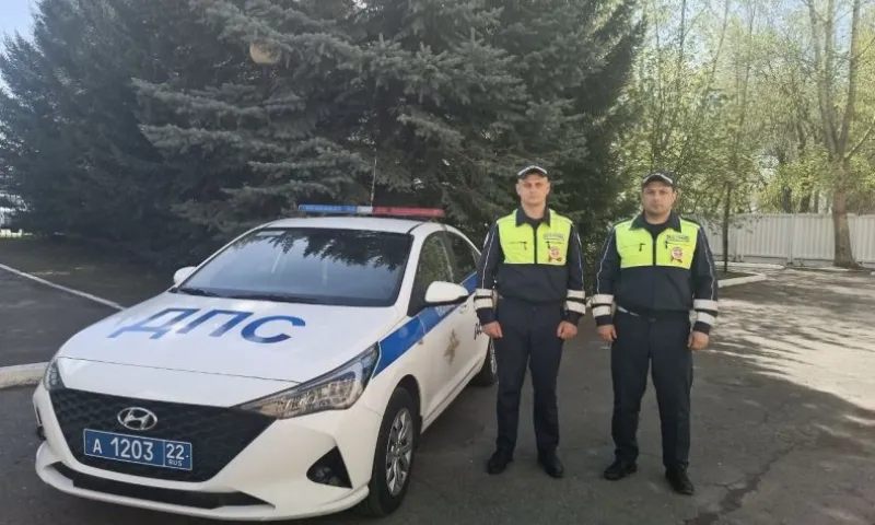 Экипаж ДПС в Барнауле помог спасти жизнь проглотившему батарейку малышу