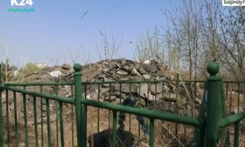 Несанкционированная свалка появилась на Власихинском кладбище в Барнауле