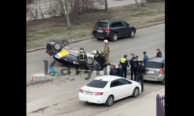 Такси перевернулось на центральном проспекте Барнаула. Видео