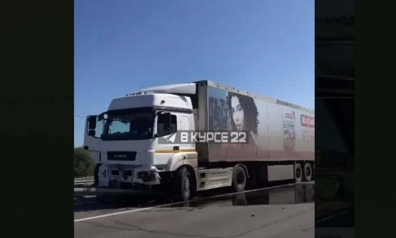 Фура врезалась в отбойник на Новом мосту в Барнауле