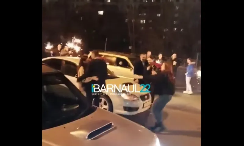 Барнаульцы перекрыли дорогу, чтобы сделать предложения своим девушкам