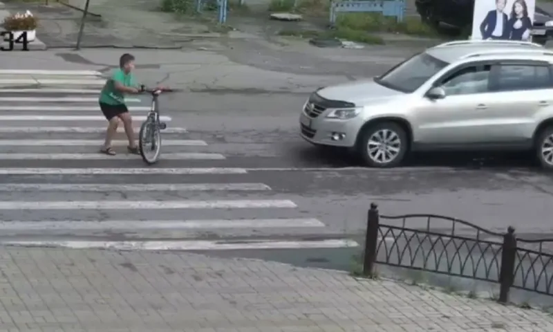 Десятилетний велосипедист спешился и попал под колеса машины в Бийске 