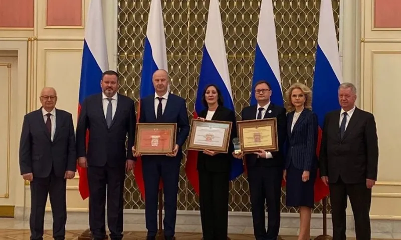 Руководителю барнаульской больницы вручили награду в правительстве РФ