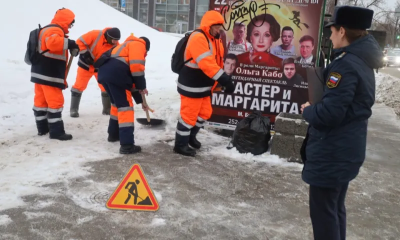 Должники по алиментам и штрафам очищают улицы Барнаула от снега