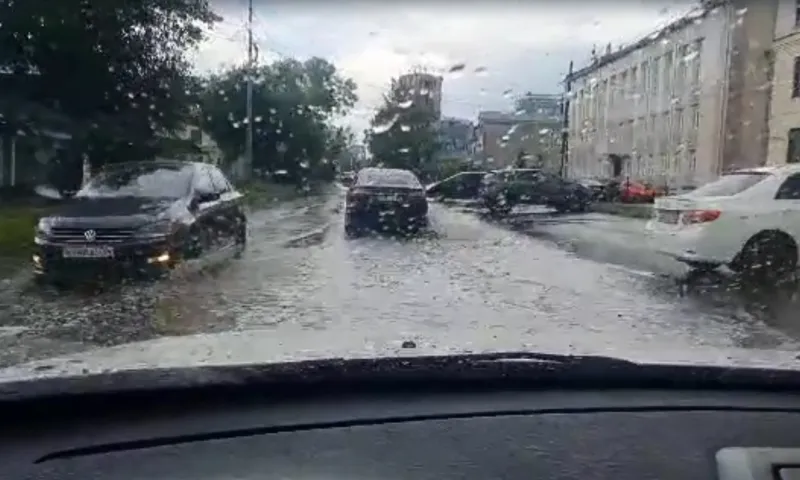 После обильного ливня дороги Барнаула превратились в реки