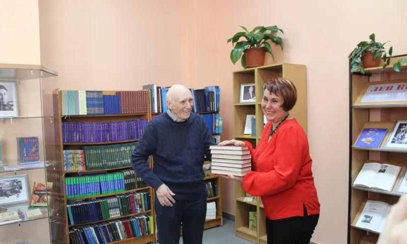 Барнаульская библиотека получила имя писателя Льва Квина