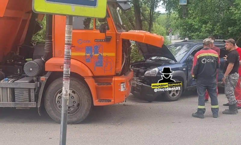 Пенсионерка столкнулась с КамАЗом в Барнауле