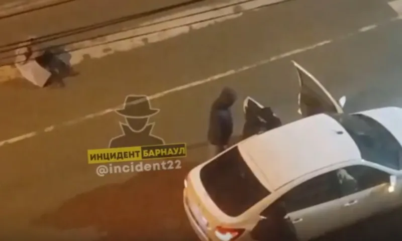Соцсети: человека избили и затащили в машину в Барнауле