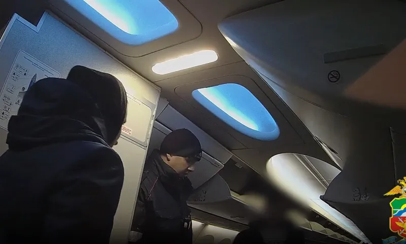 Пассажира задержали за курение на борту самолета в Барнауле