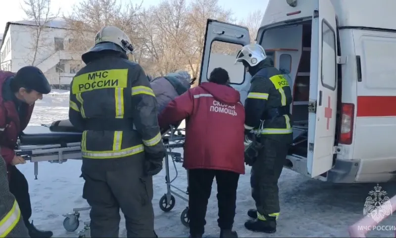 Спасатели помогли медикам транспортировать больного в Камне-на-Оби