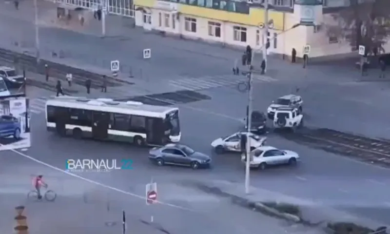 Автобус столкнулся с легковушкой на Новом рынке в Барнауле