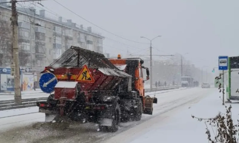 57 машин спецтехники вывели на уборку снега в Барнауле
