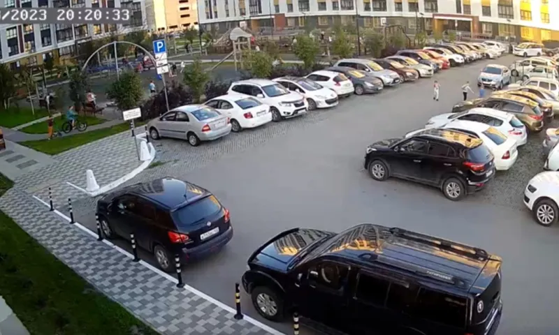 Ребенок пострадал на детской площадке в Барнауле