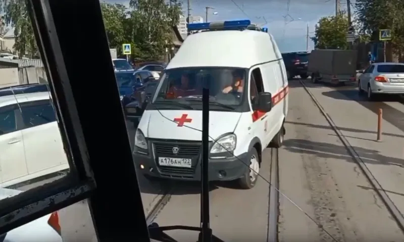 Автомобиль скорой помощи застрял в пробке на трамвайных путях в Барнауле