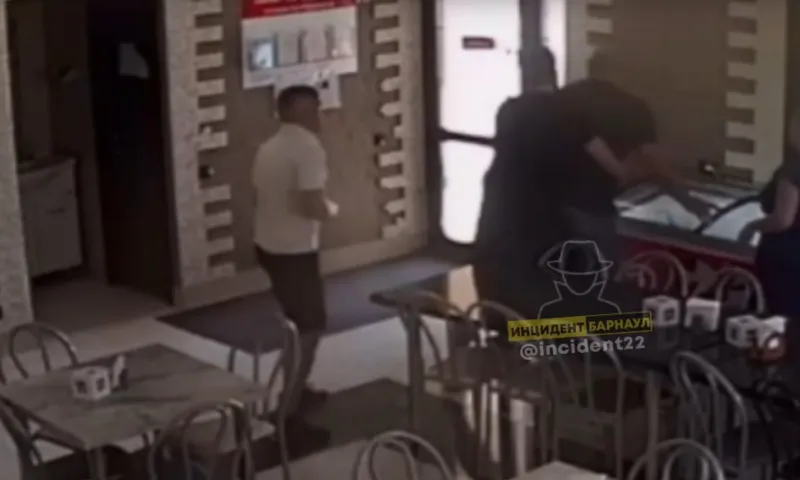 Сотрудник кафе спас посетителя на Алтае