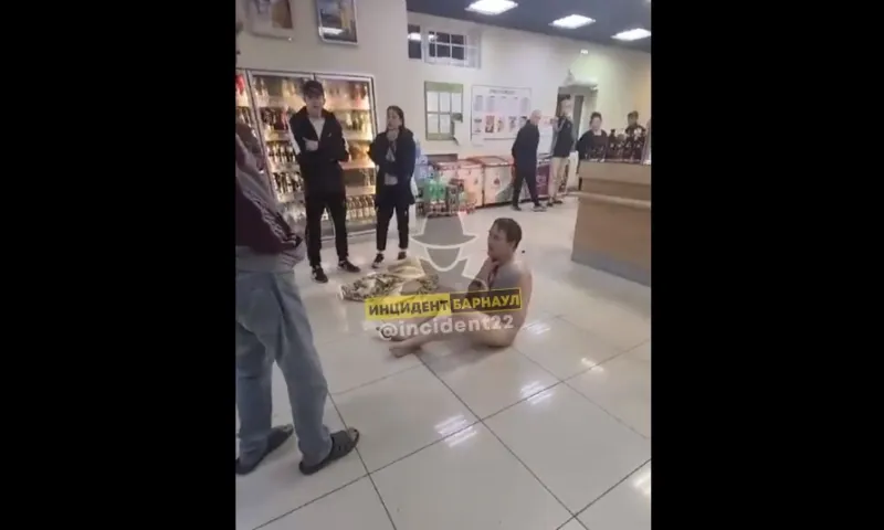 Обнаженный барнаулец забрался на крышу пивнушки