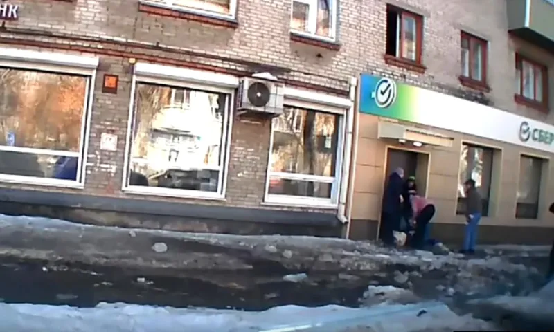 Упавшая с крыши наледь травмировала юного барнаульца