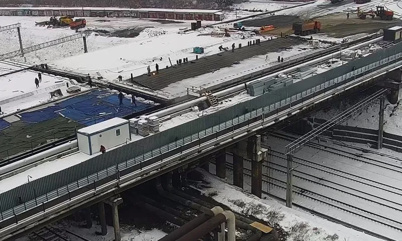 Подрядчик разъяснил технологию укладки асфальта на строящемся мосту в Барнауле