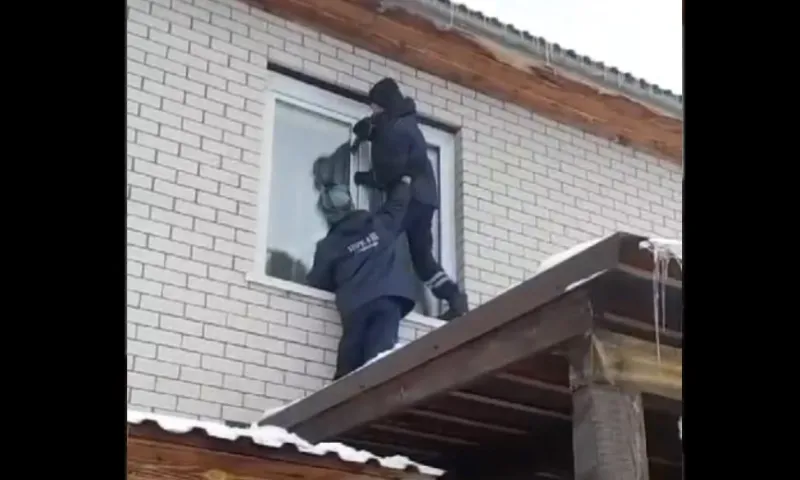 Оказавшегося взаперти ребенка спасли в Барнауле