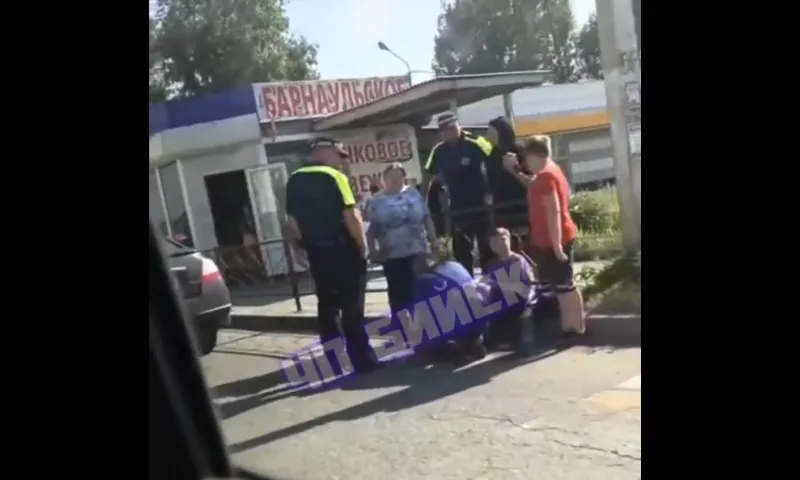 Подросток попал под колеса машины в Бийске