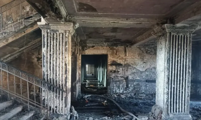Аварийное здание гостиницы загорелось в Рубцовске