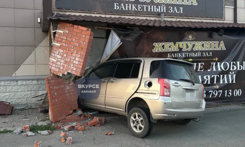 Автомобиль протаранил кирпичную стену в Барнауле
