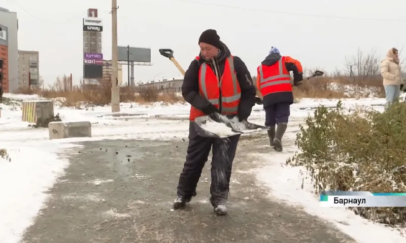 Четыре вида реагентов используют дорожники для борьбы с гололедом на улицах Барнаула