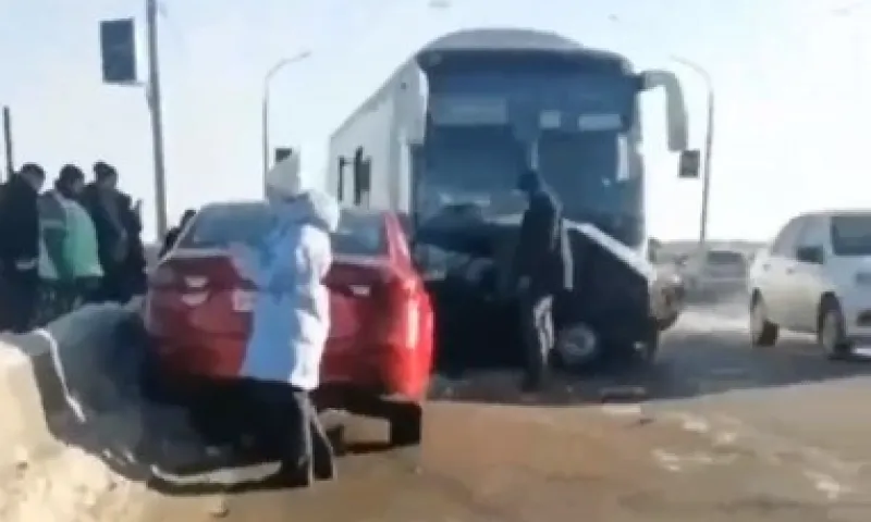 Рейсовый автобус и две легковушки попали в серьезное ДТП в Бийске