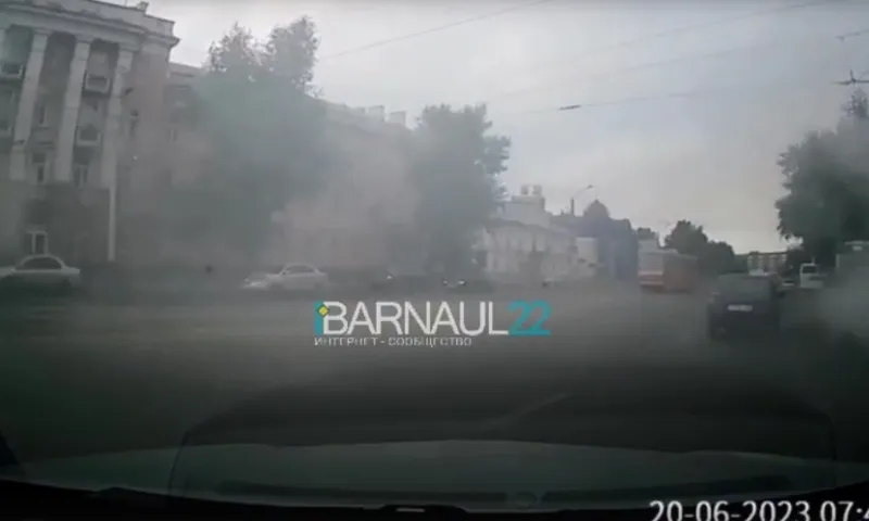 Автомобиль загорелся во время движения в Барнауле