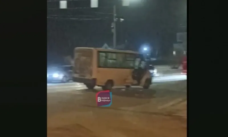Легковушка столкнулась с маршруткой в Барнауле