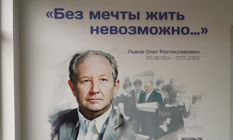 Посвященный учителю мурал появился в барнаульской гимназии