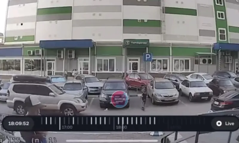 Ребенок на самокате попал под колеса машины в Барнауле