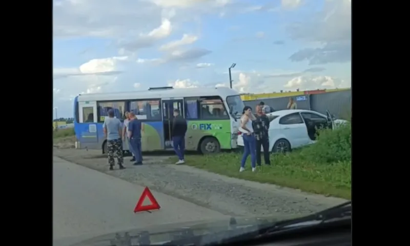 Автобус столкнулся с учебным автомобилем в Новоалтайске