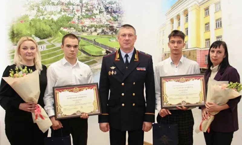 Юных барнаульцев наградили за помощь в поимке хулиганов