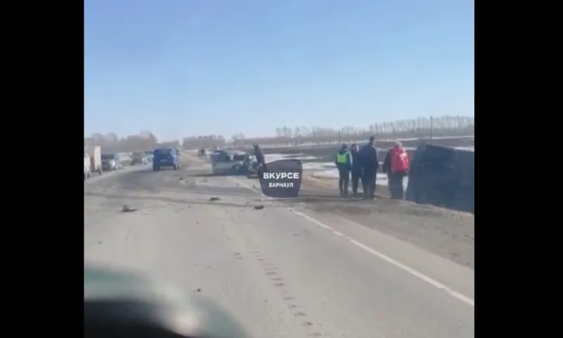 18-летний водитель грузовика устроил смертельное ДТП на трассе в Алтайском крае