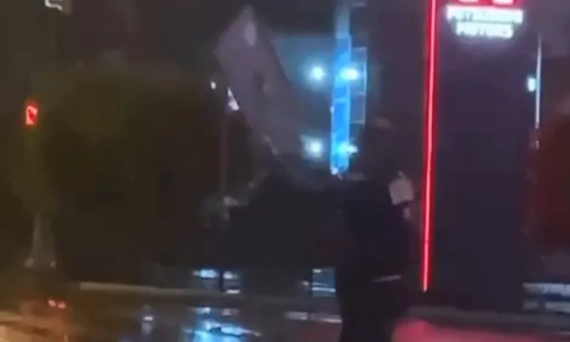 Пьяный мужчина оторвал дорожный знак в Барнауле