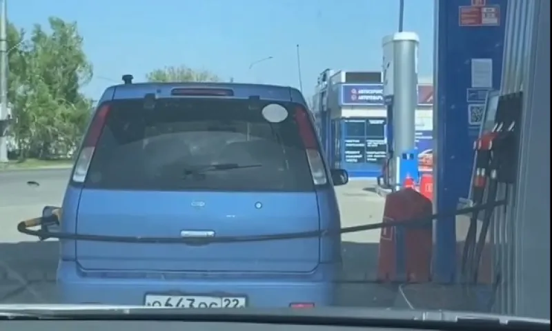 В соцсетях посмеялись над жителем Алтайского края, который перепутал, с какой стороны у его машины бак