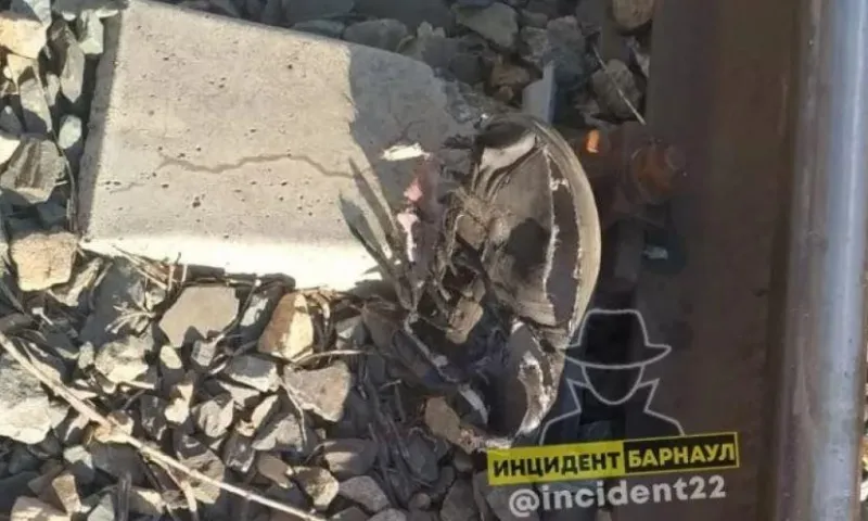 Поезд наехал на уснувшего на рельсах мужчину в Барнауле