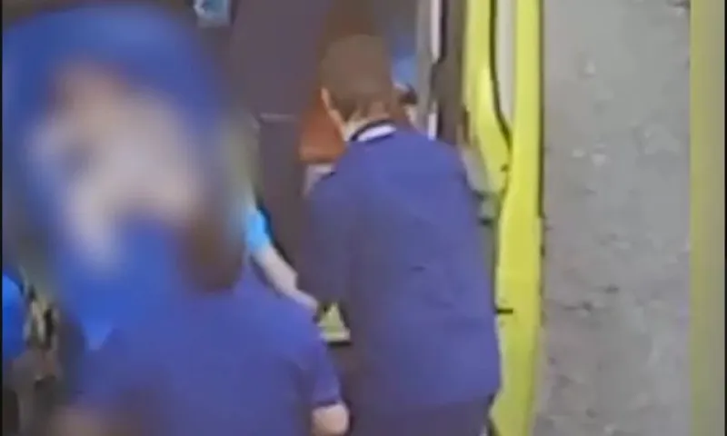 4-летний ребенок оперся о москитную сетку и выпал из окна многоэтажки в Бийске
