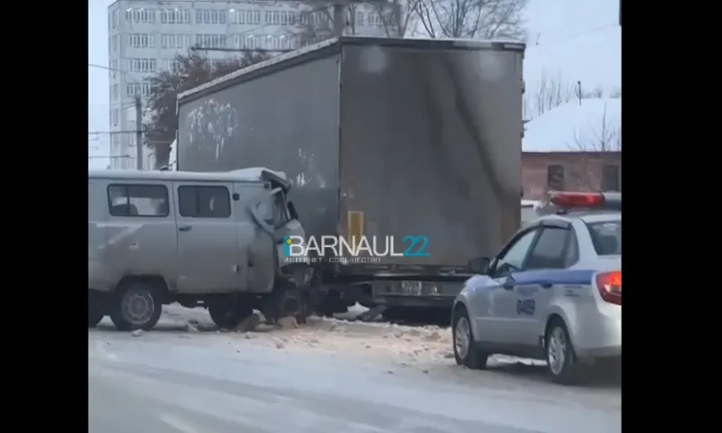 Пьяный водитель «буханки» столкнулся с грузовиком в Барнауле