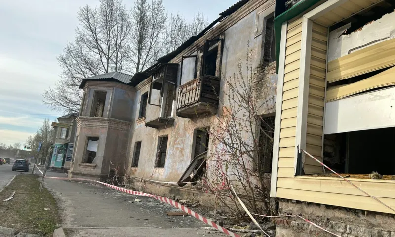 Аварийный дом сносят в Барнауле