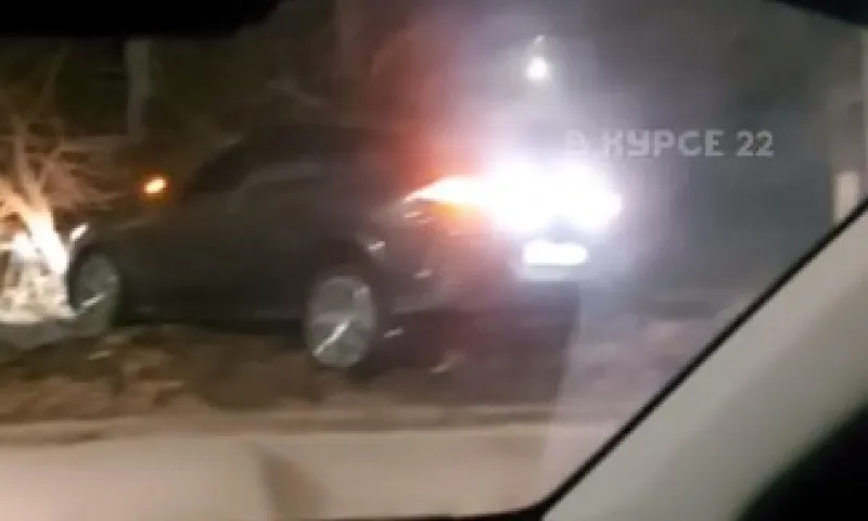 Автомобиль врезался в ограду барнаульского спорткомплекса