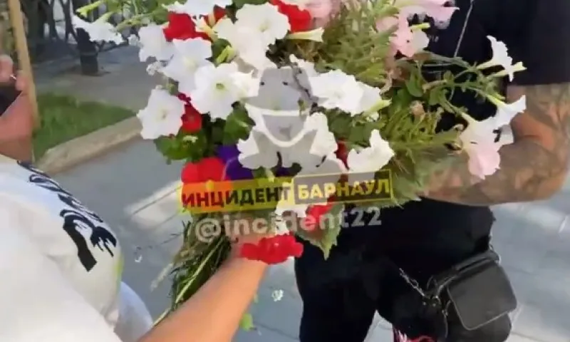 «В подарок супруге»: горожане вырвали цветы из клумб Барнаула