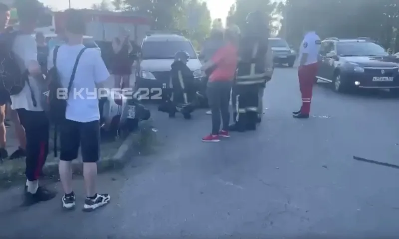 Мотоциклист врезался в иномарку в Барнауле