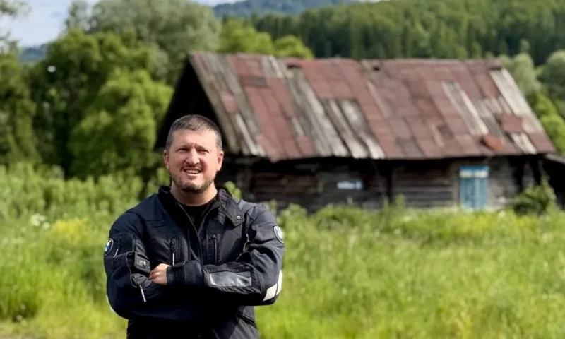 Популярный кондитер Агзамов прокатился по Алтайскому краю на байке