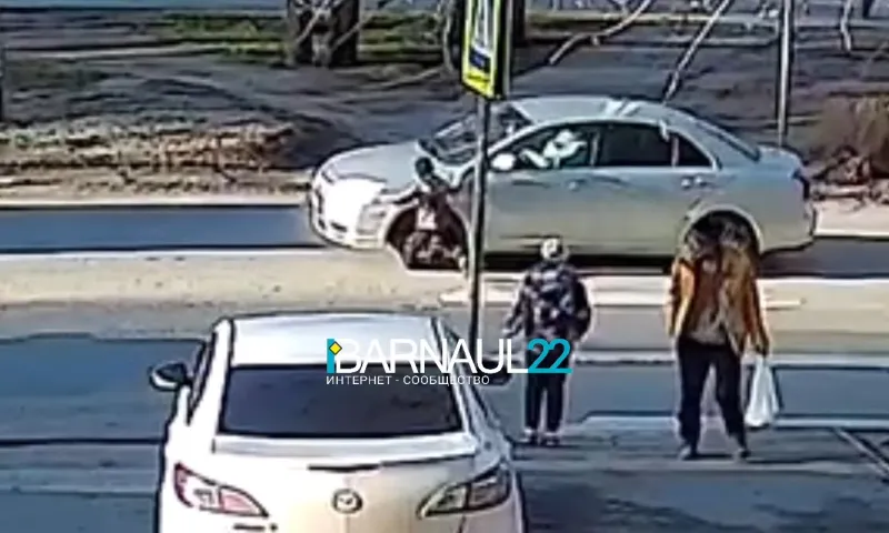 9-летний мальчик попал под колеса машины в Барнауле