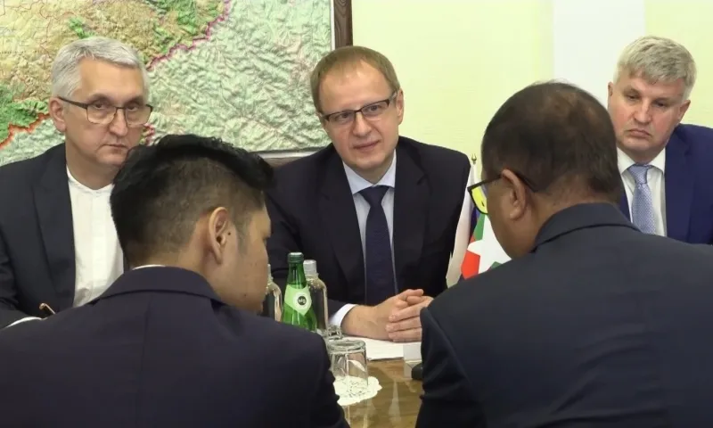 Губернатор Алтайского края Виктор Томенко провел встречу с послом Мьянмы
