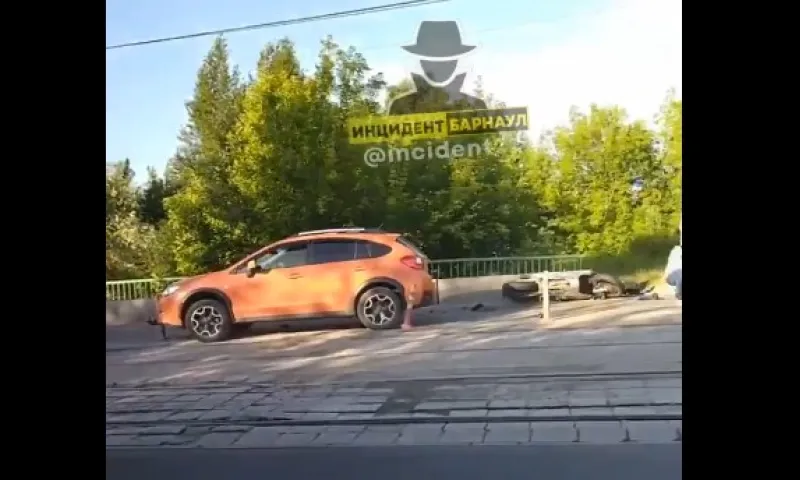 Мотоциклист попал под колеса машины в Барнауле